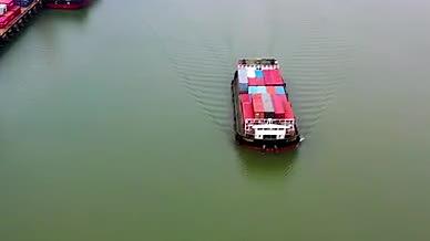 4k航拍湖面上货运船运输船视频的预览图